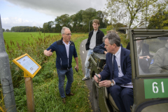 Ambassadeur-Australie-legt-krans-Loppersum_0932