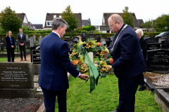 Ambassadeur-Australie-legt-krans-Loppersum_1209.MOV.00_00_07_13.Still002