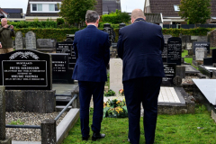 Ambassadeur-Australie-legt-krans-Loppersum_1209.MOV.00_00_27_02.Still001
