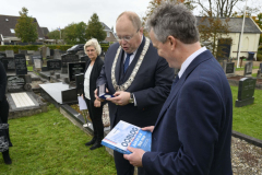 Ambassadeur-Australie-legt-krans-Loppersum_1284