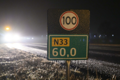 Auto-van-de-weg-door-ijzel-N33-Appingedam_5167