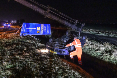 Auto-van-de-weg-door-ijzel-N33-Appingedam_5232