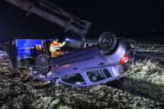 Auto-van-de-weg-door-ijzel-N33-Appingedam_5310