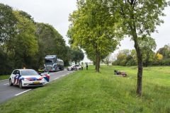 Auto-van-de-weg-N991-Weiwerd_0492