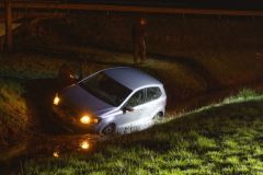 Auto-van-de-weg-Hoofdweg-Holwierde_4252