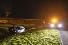 Auto-van-de-weg-Hoofdweg-Holwierde_4261