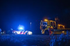 Auto-van-de-weg-N991-Zeesluizen_2493