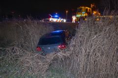 Auto-van-de-weg-N991-Zeesluizen_2513