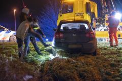 Auto-van-de-weg-N991-Zeesluizen_2532