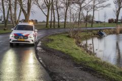 Auto-te-water-Rijksweg-Winneweer_5080