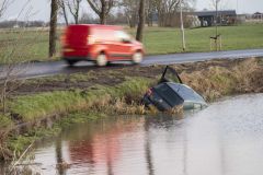 Auto-te-water-Rijksweg-Winneweer_5102