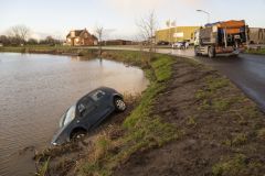 Auto-te-water-Rijksweg-Winneweer_5180