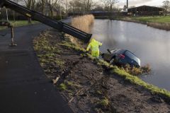Auto-te-water-Rijksweg-Winneweer_5312