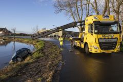 Auto-te-water-Rijksweg-Winneweer_5331
