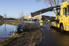 Auto-te-water-Rijksweg-Winneweer_5367