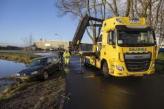 Auto-te-water-Rijksweg-Winneweer_5378