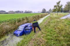 Auto-in-de-sloot-Hogelandsterweg_3602
