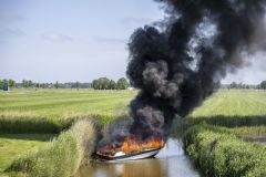 Boot-gaat-in-vlammen-op-Krewederweg-Holwierde_0718