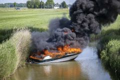 Boot-gaat-in-vlammen-op-Krewederweg-Holwierde_0723