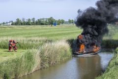 Boot-gaat-in-vlammen-op-Krewederweg-Holwierde_0815