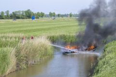 Boot-gaat-in-vlammen-op-Krewederweg-Holwierde_0830