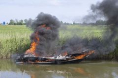 Boot-gaat-in-vlammen-op-Krewederweg-Holwierde_0885