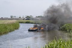Boot-gaat-in-vlammen-op-Krewederweg-Holwierde_0916