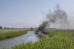 Boot-gaat-in-vlammen-op-Krewederweg-Holwierde_0929