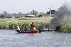 Boot-gaat-in-vlammen-op-Krewederweg-Holwierde_1048
