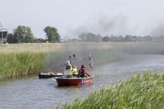 Boot-gaat-in-vlammen-op-Krewederweg-Holwierde_1089