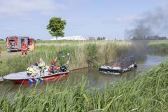 Boot-gaat-in-vlammen-op-Krewederweg-Holwierde_1120
