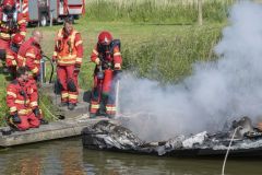 Boot-gaat-in-vlammen-op-Krewederweg-Holwierde_1191