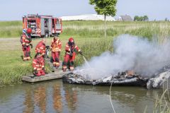 Boot-gaat-in-vlammen-op-Krewederweg-Holwierde_1203