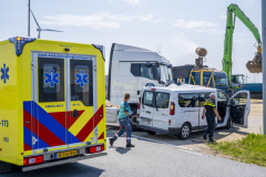 Aanrijding-busje-met-vrachtwagen-Oosterhorn_2969