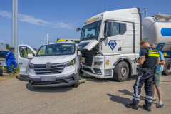 Aanrijding-busje-met-vrachtwagen-Oosterhorn_3045