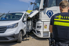 Aanrijding-busje-met-vrachtwagen-Oosterhorn_3097