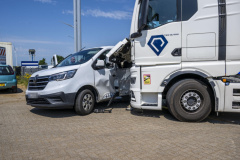 Aanrijding-busje-met-vrachtwagen-Oosterhorn_3143