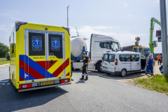 Aanrijding-busje-met-vrachtwagen-Oosterhorn_3401