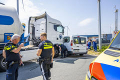 Aanrijding-busje-met-vrachtwagen-Oosterhorn_3576