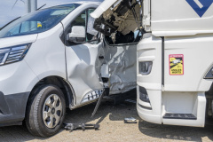 Aanrijding-busje-met-vrachtwagen-Oosterhorn_3711