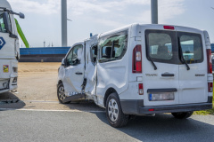 Aanrijding-busje-met-vrachtwagen-Oosterhorn_3809