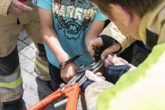 Kind-met-handboeien-vast_1649