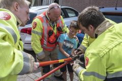 Kind-met-handboeien-vast_1670