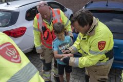 Kind-met-handboeien-vast_1681