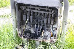 Elektrakast-knalt-uit-elkaar-Meedhuizerweg_5328