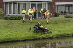 Man-onder-grasmaaier_1742