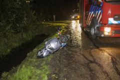 Verlaten-scooter-in-water-Hogewerflaan-Appingedam_1572