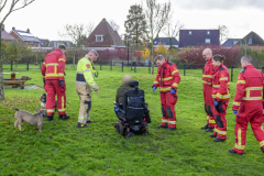 Man-vast-met-scootmobiel-in-gras_2732