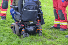 Man-vast-met-scootmobiel-in-gras_2743