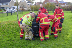 Man-vast-met-scootmobiel-in-gras_2770